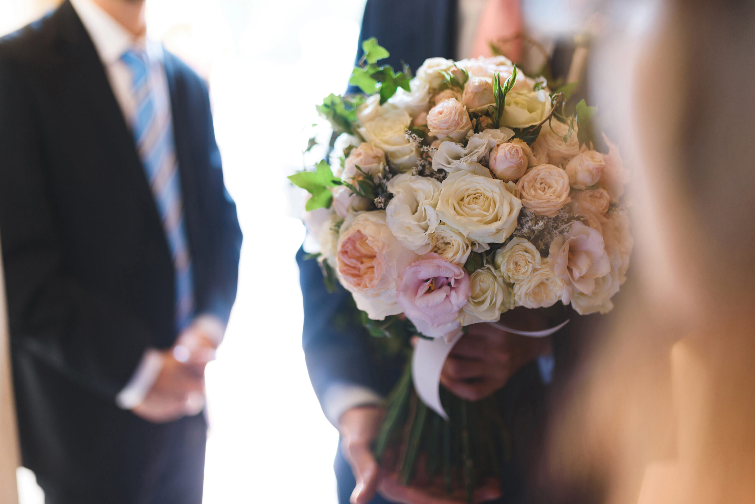 groom-holding-wedding-rose-bouquet-2026-01-11-08-16-10-utc